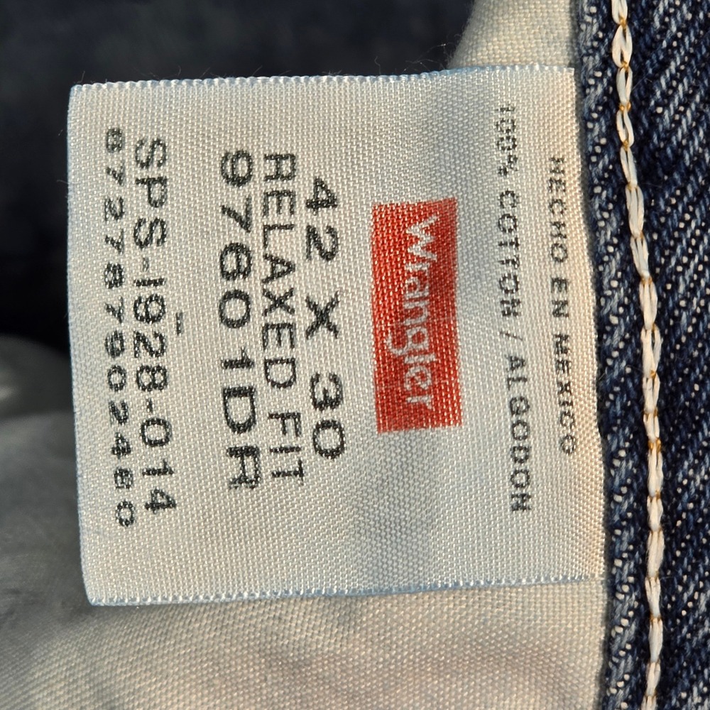 Wrangler Authentics Mens Relaxed Fit Jeans 42x30 Medium Wash Blue Denim 97601DR - Picture 4 of 16